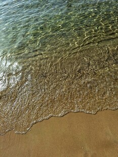 海边沙滩上的轻柔海浪