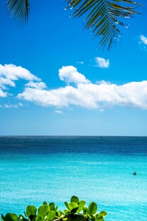 碧海蓝天的热带海滨风光