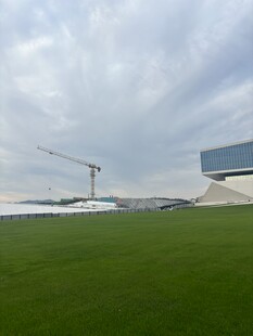 绿草上的建筑与施工景象