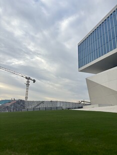 现代建筑与开阔绿地景观