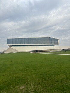 现代建筑旁的开阔绿草地