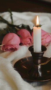 玫瑰旁点燃的浪漫蜡烛