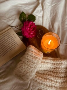 温馨卧室中的惬意小物