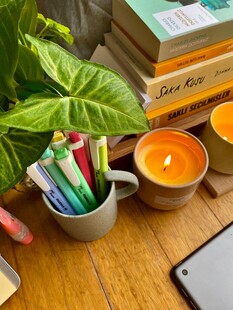 温馨书桌一角的惬意时光