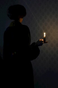 手持蜡烛的神秘剪影