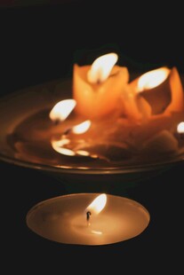 水中漂浮蜡烛营造浪漫氛围