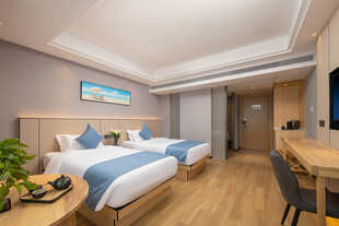 温馨双床酒店客房场景