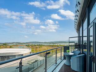 现代阳台外的开阔城市景观