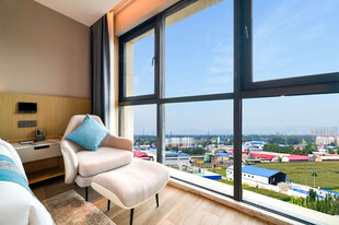 窗边舒适沙发赏城市景观