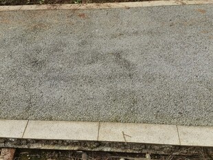 灰色碎石铺就的地面