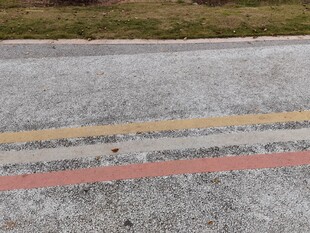 道路上的彩色标线