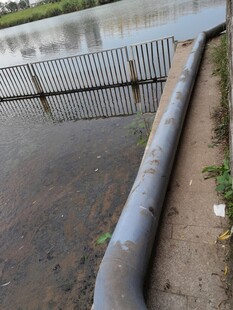 被淹道路旁的金属围栏与管道