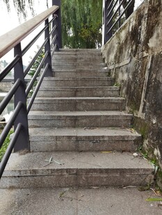 户外石阶与黑色护栏景观