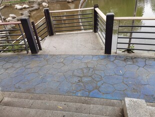 河边步道台阶与护栏景观