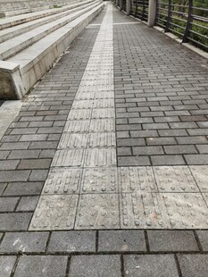 砖石铺就的悠长步道