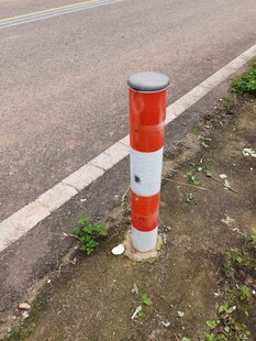 道路旁的红白警示柱