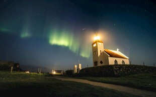 极光下的静谧灯塔