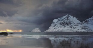 雪山湖畔的壮丽黄昏景色