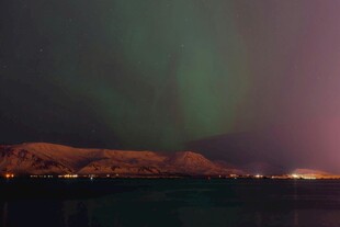 夜空中绚烂的极光美景