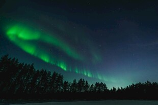夜空中绚烂的绿色北极光