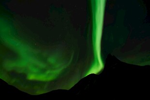 夜空中舞动的绿色极光