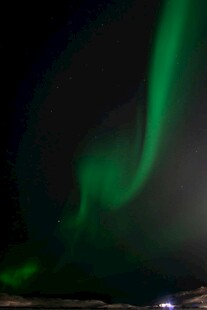 夜空中舞动的绿色极光