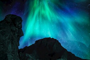 夜空中绚烂的极光美景