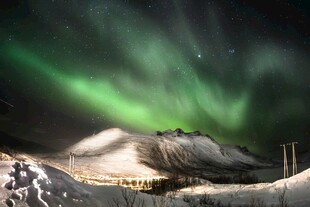 极光下的雪山壮丽景观