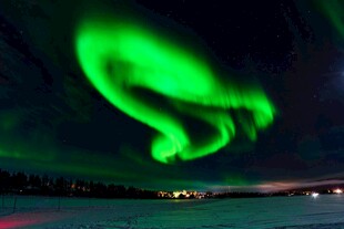 夜空中舞动的绿色极光