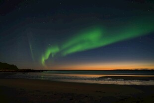 海边绚烂极光夜景