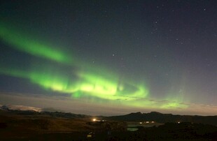 夜空中绚烂的绿色极光