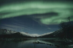 夜空中的绚烂极光美景