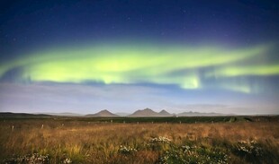 极光闪耀于广袤大地之上