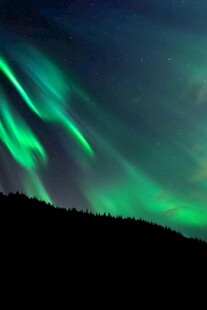 夜空中绚烂的绿色极光