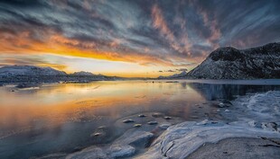 日落时分的湖光山色美景