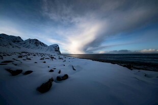雪山云海壮丽自然景观