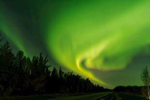 夜空中绚烂的北极光景观