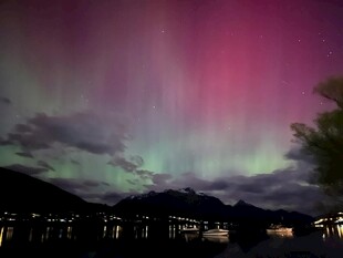 绚丽极光映照天际