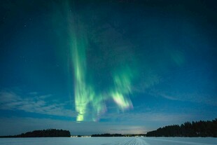 夜空中绚烂的北极光美景
