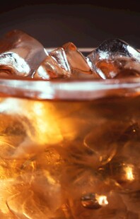 琥珀色冰饮特写