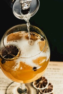 创意咖啡倒入独特玻璃杯中