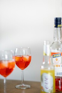 色彩鲜艳的鸡尾酒与酒瓶