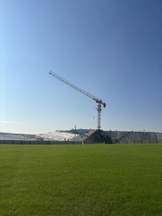 户外草地与高耸塔吊景观