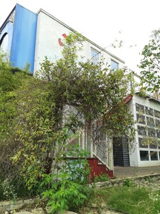 绿植环绕的蓝白建筑