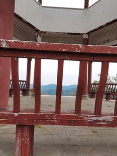 老旧红栏杆与远处风景