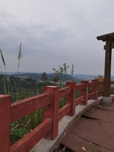 红栏杆观景台远眺风景
