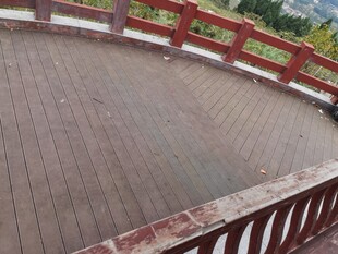 木质露台与红色围栏景观