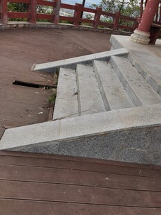 破损的户外石阶