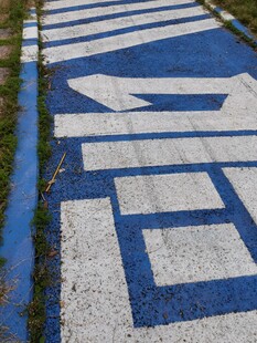 蓝白相间的地面几何图案