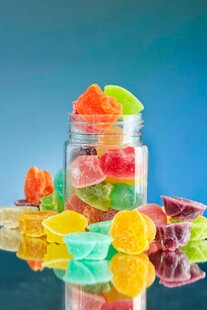 多彩糖果罐中的缤纷美味